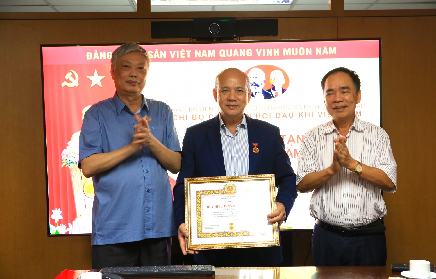 Chi bộ Văn phòng VPA tổ chức trao huy hiệu 30, 40, 45 năm tuổi đảng cho các đồng chí đảng viên lão thành VPA - Hội dầu khí Việt Nam