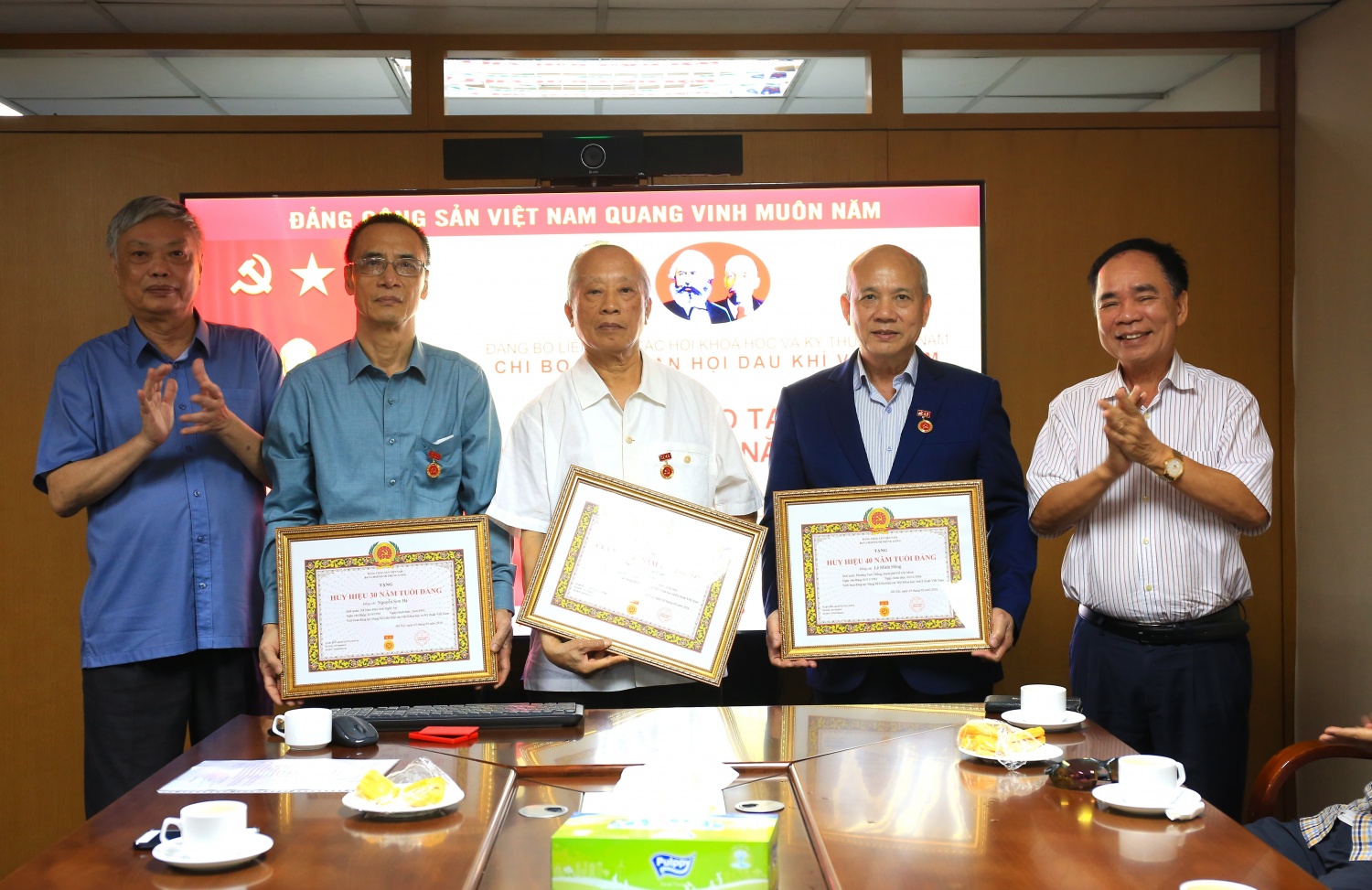 Chi bộ Văn phòng VPA tổ chức trao huy hiệu 30, 40, 45 năm tuổi đảng cho các đồng chí đảng viên lão thành VPA - Hội dầu khí Việt Nam