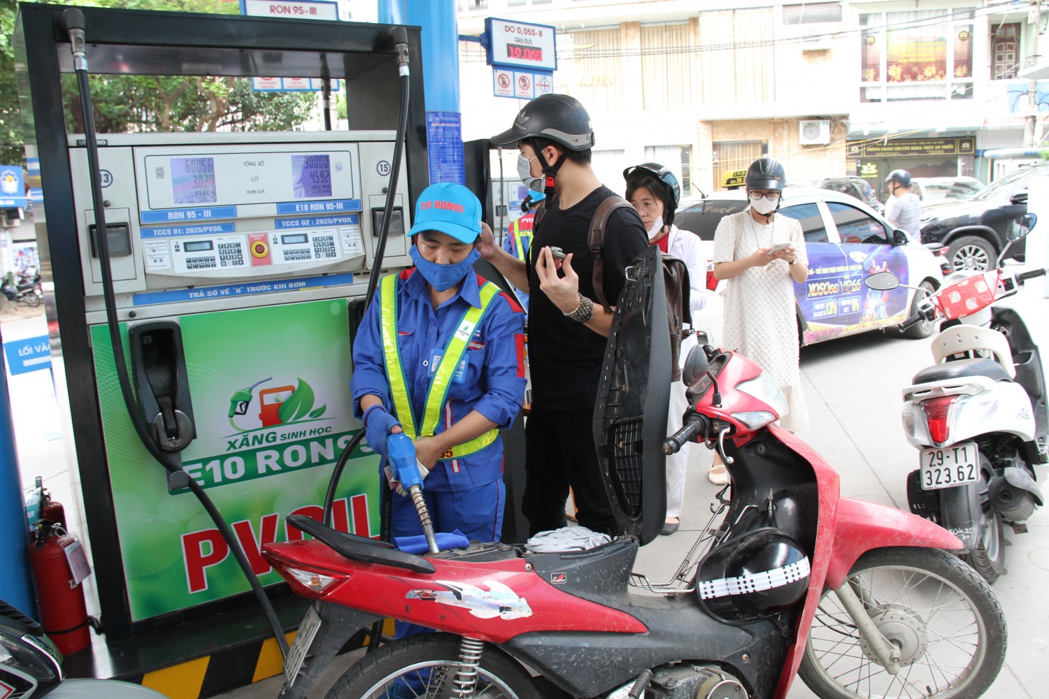 Tăng tốc E10 trước biến động Trung Đông: Người dân dần thích nghi