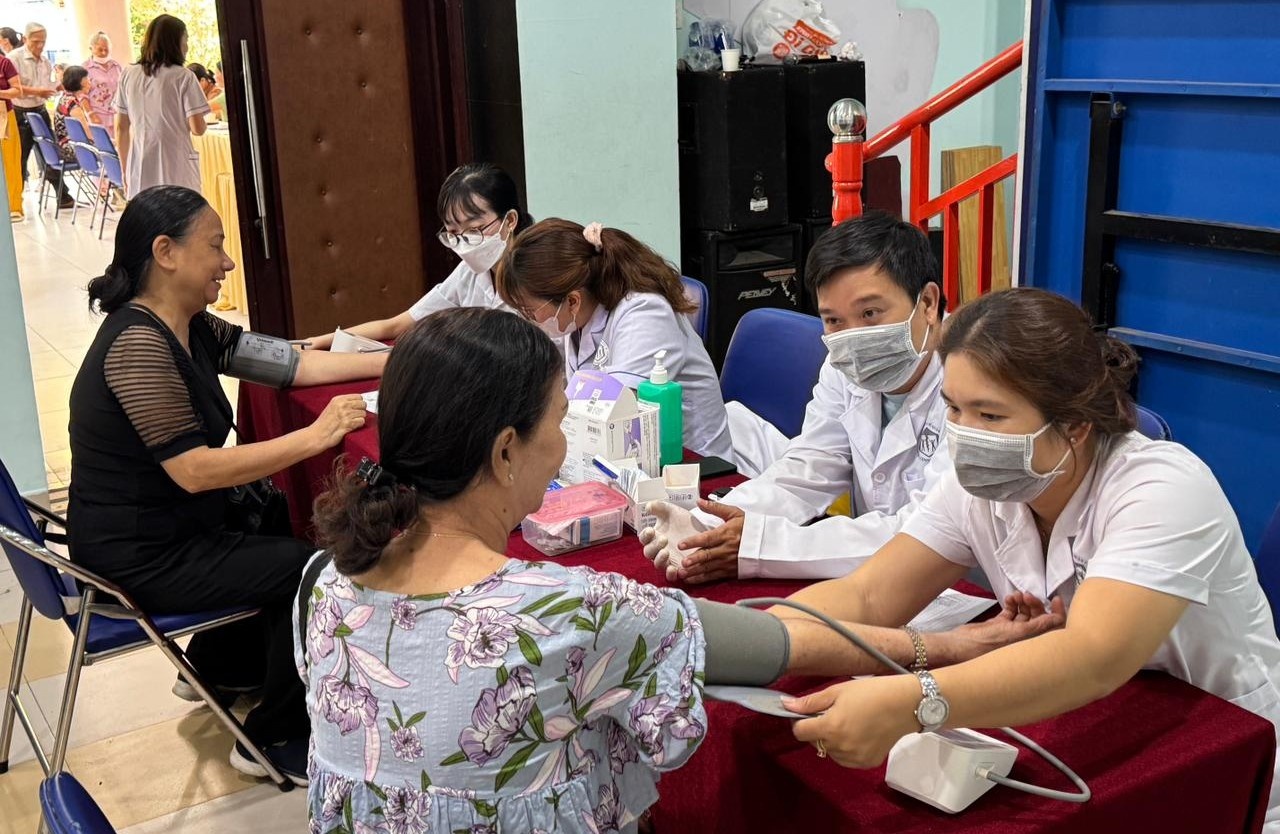 Đội ngũ y, bác sĩ đang tận tình thăm khám và tư vấn sức khỏe cho người dân