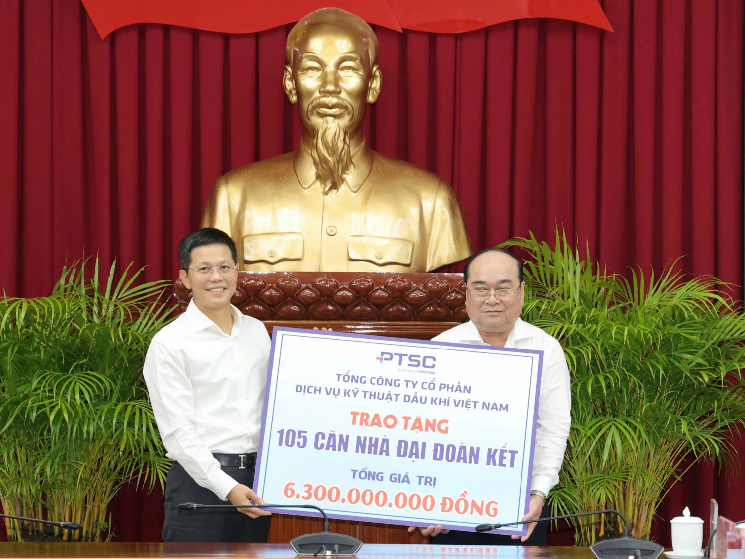 Ông Trần Hồ Bắc - Tổng Giám đốc Tổng Công ty Cổ phần Dịch vụ Kỹ thuật Dầu khí Việt Nam (PTSC) trao bảng tượng trưng trao tặng 105 căn nhà đại đoàn kết