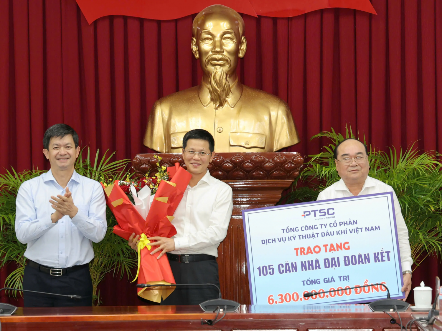 Ông Lê Quang Tùng - Ủy viên BCH Trung ương Đảng, Bí thư Thành ủy Cần Thơ tặng hoa tri ân doanh nghiệp