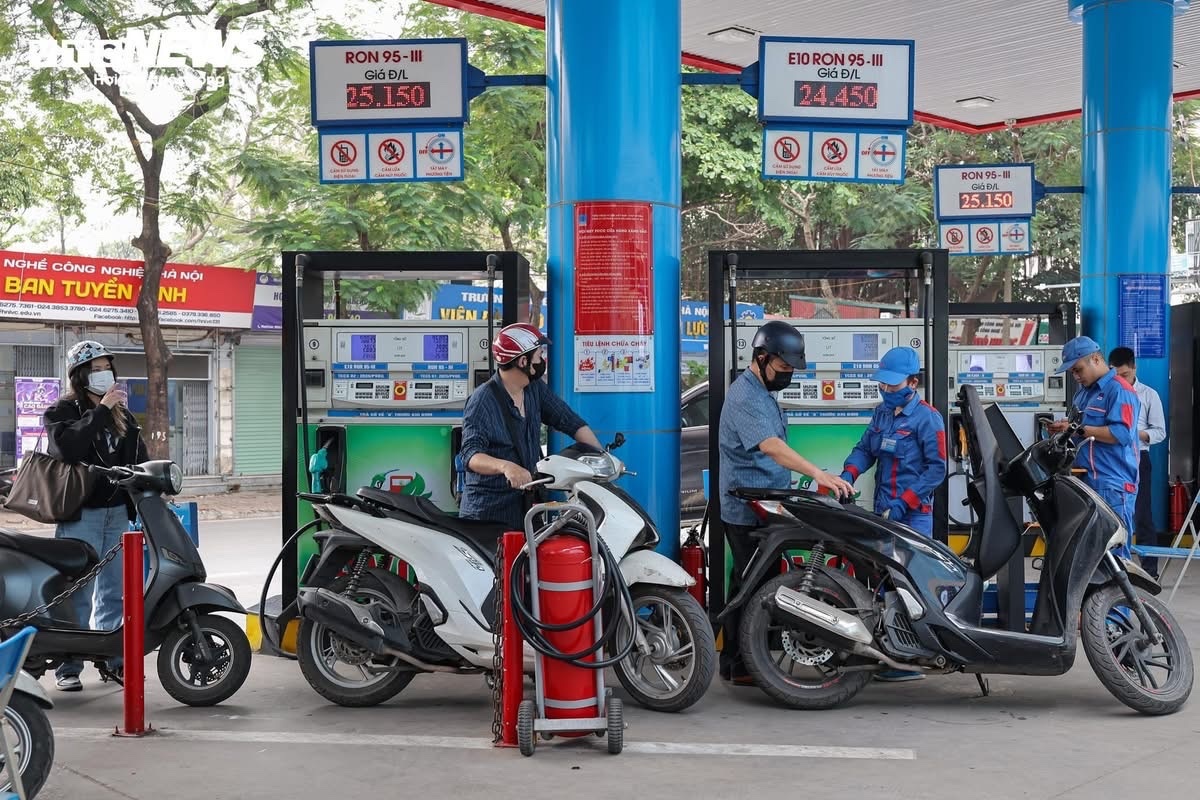 Từ cây xăng đến doanh nghiệp vận tải nỗ lực giữ “mạch sống” nền kinh tế Từ cây xăng đến doanh nghiệp vận tải nỗ lực giữ “mạch sống” nền kinh tế