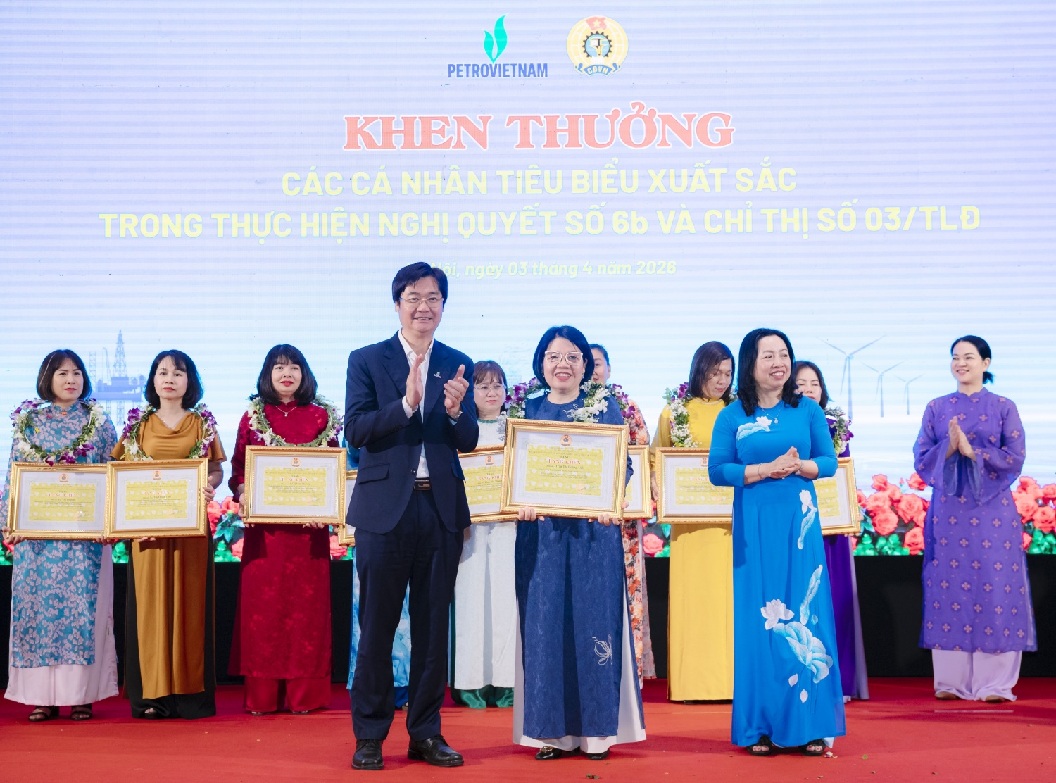 Chị Trần Thị Hoàng Anh – Phó Ban KSNB PV GAS, Trưởng Ban Nữ công Công đoàn PV GAS giai đoạn 2018 - 2020 nhận khen thưởng