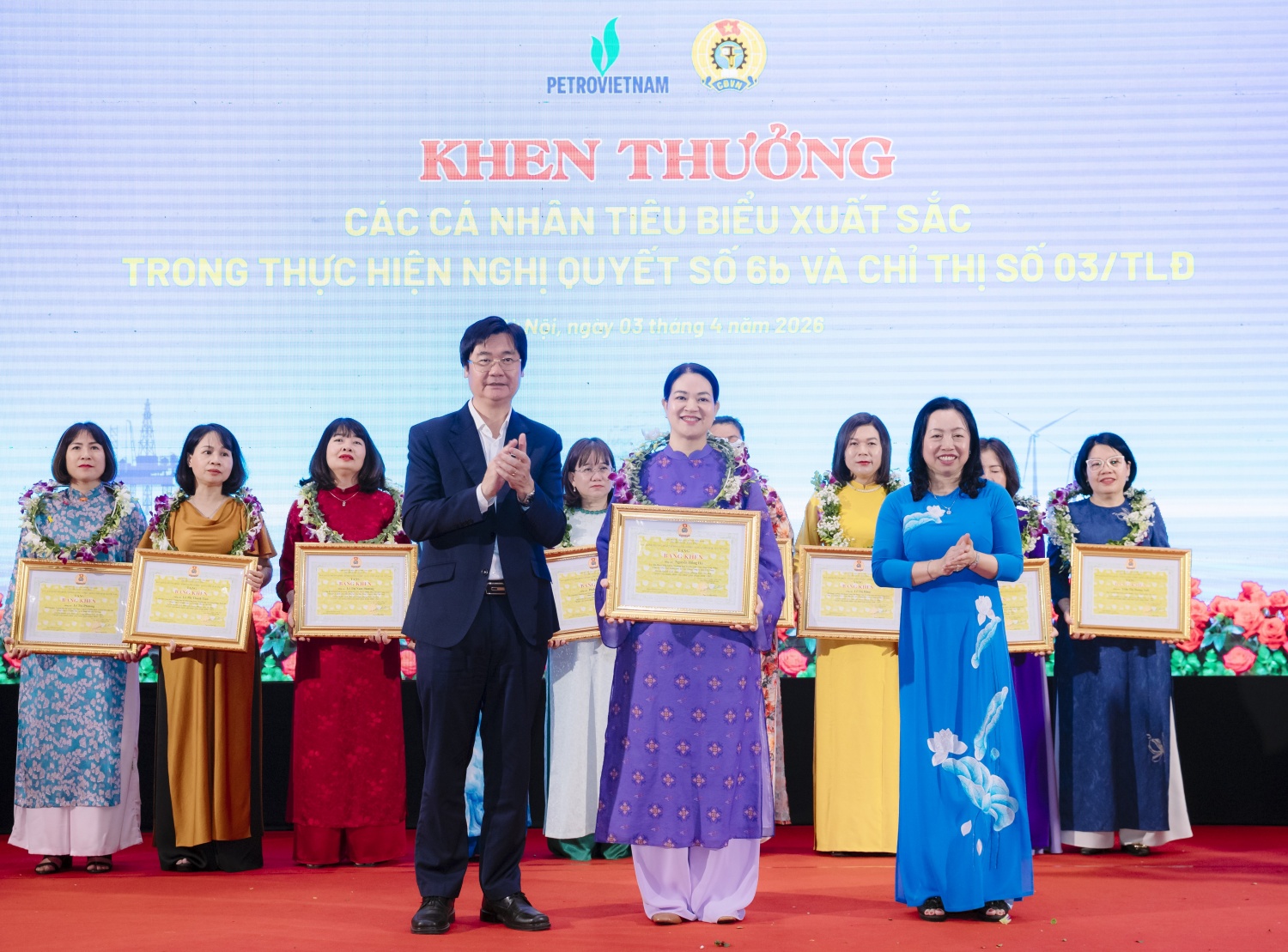 Chị Nguyễn Hồng Hà – Chuyên viên Ban KSNB, Ủy viên BCH Công đoàn PV GAS, Trưởng Ban TG-NC Công đoàn PV GAS từ 2021 đến nay nhận khen thưởng