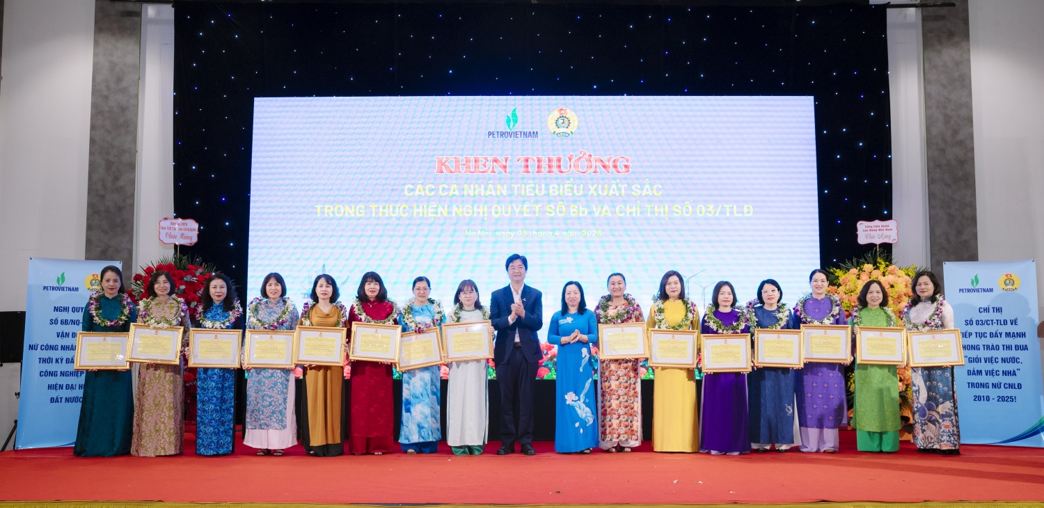 Phó Chủ tịch Thường trực TLĐLĐ VN Thái Thu Xương và Chủ tịch Công đoàn Petrovietnam Nguyễn Mạnh Kha trao khen thưởng cho các nữ cán bộ, đoàn viên tiêu biểu xuất sắc