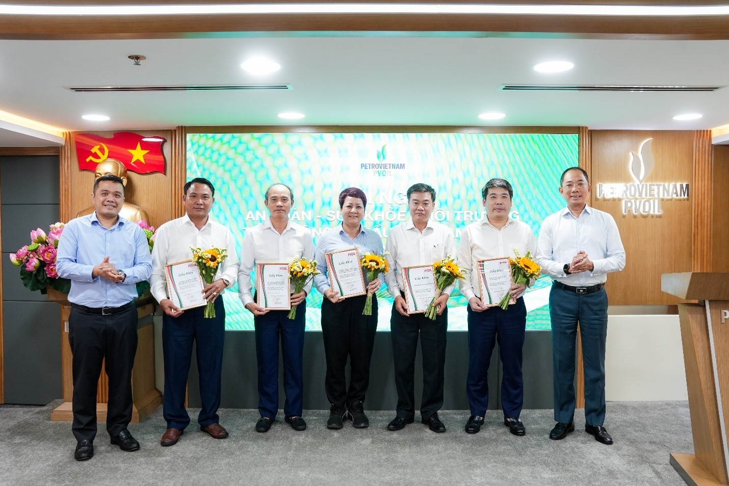 Chủ tịch và TGĐ PVOIL trao Giấy khen cho 05 tập thể có thành tích tiêu biểu trong công tác ATSKMT.