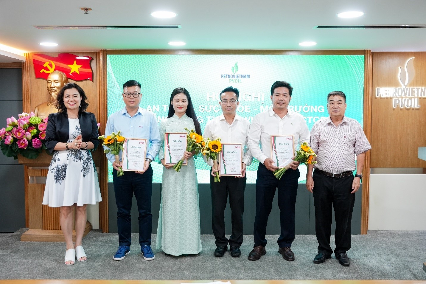 Ông Nguyễn Xuân Quyền - Thành viên HĐQT (ngoài cùng bên phải) và bà Lê Thị Thu Hương (ngoài cùng bên trái) trao Giấy khen cho 05 cá nhân có thành tích tiêu biểu trong công tác ATSKMT.