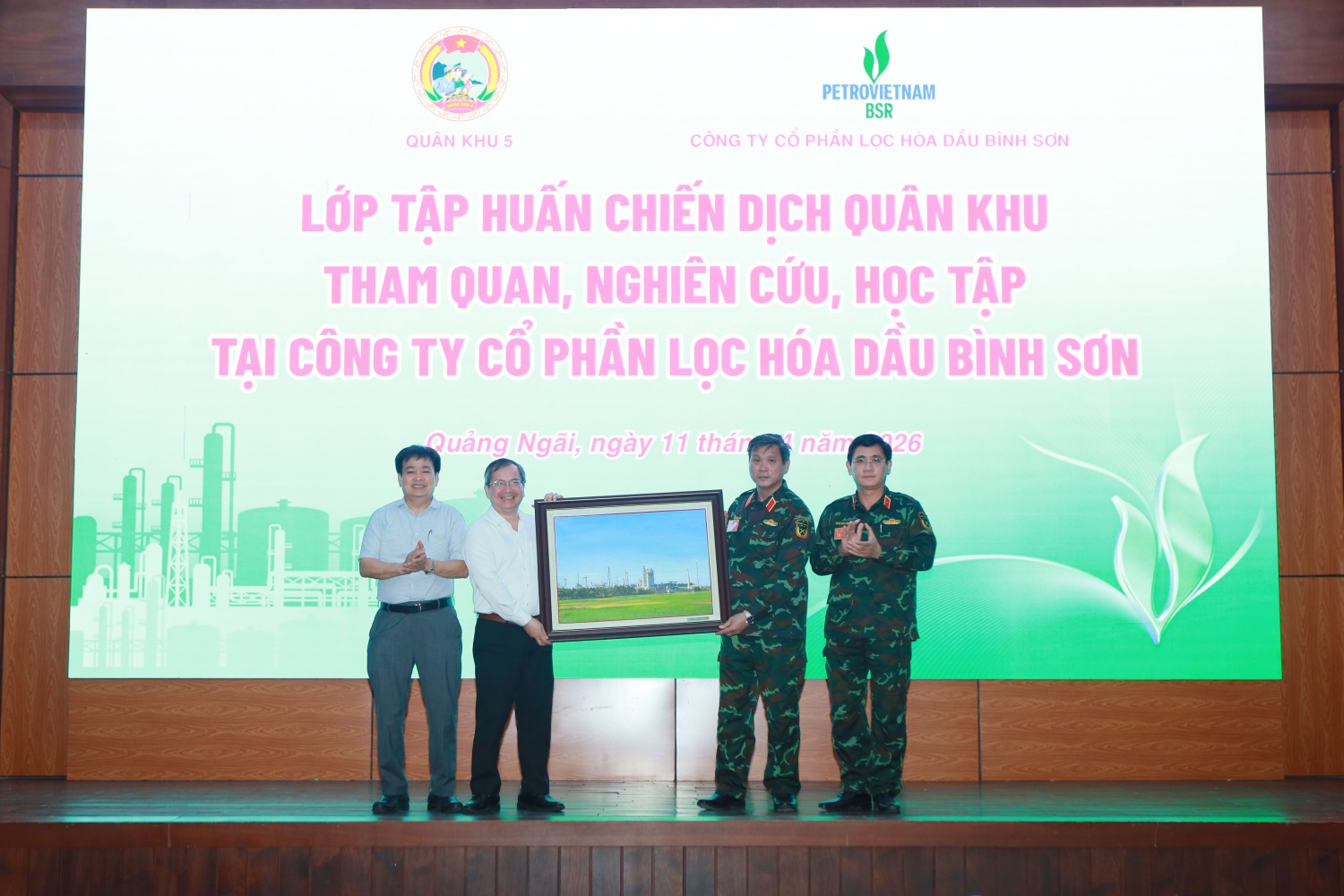 NMLD Dung Quất - Điểm sáng công nghiệp và bảo đảm an ninh quốc phòng