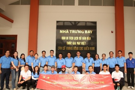 "Tiếp nối hào khí cách mạng - Thắp lửa khát vọng đổi mới"