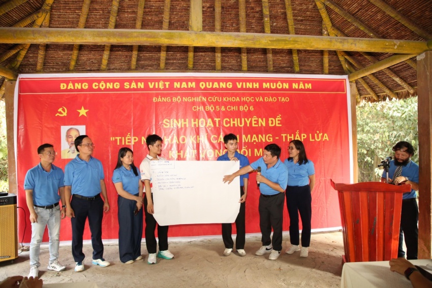 Tiếp nối hào khí cách mạng - Thắp lửa khát vọng đổi mới Tiếp nối hào khí cách mạng Thắp lửa khát vọng đổi mới