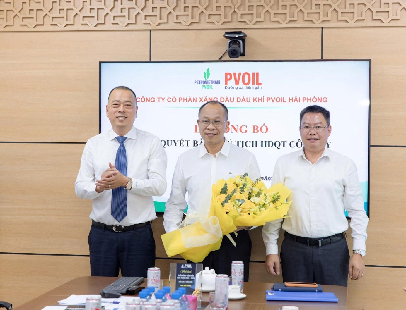 Lãnh đạo PVOIL Hải Phòng tặng hoa tri ân nguyên Chủ tịch Hoàng Tùng Bách.