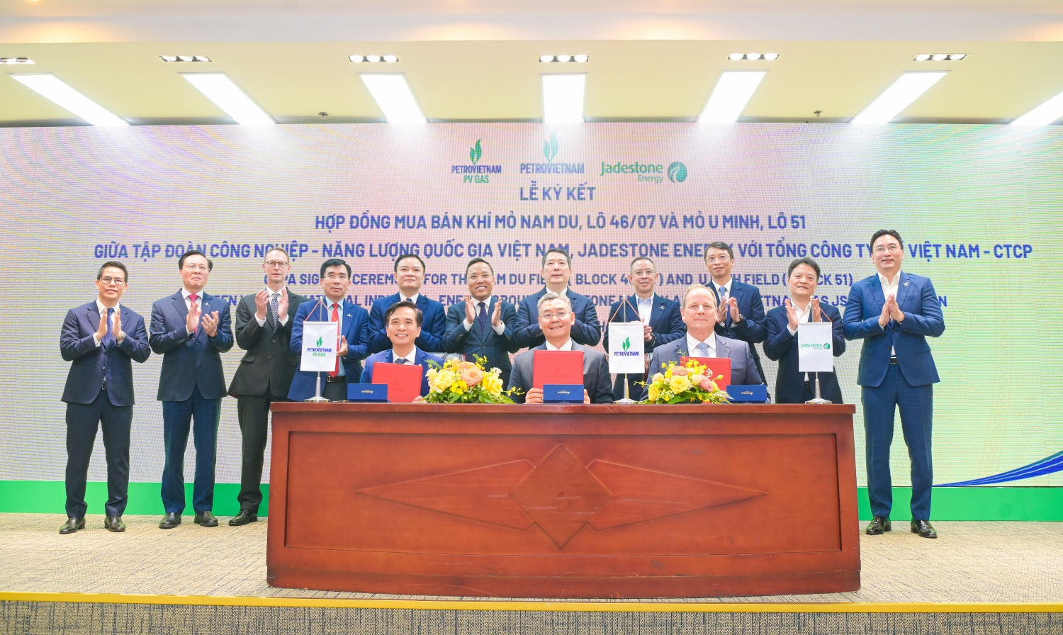 Phó Tổng Giám đốc Petrovietnam Lê Mạnh Cường; Tổng Giám đốc Công ty Jadestone Energy Thomas Mitchell Little; Phó Tổng Giám đốc PV GAS Huỳnh Quang Hải ký kết hợp đồng mua bán khí mỏ Nam Du - U Minh dưới sự chứng kiến của các lãnh đạo tham dự buổi lễ