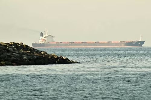 Một tàu chở hàng đang di chuyển ngoài khơi vịnh Ba Tư trước chiến sự. Một tàu chở hàng đang di chuyển ngoài khơi vịnh Ba Tư trước chiến sự.