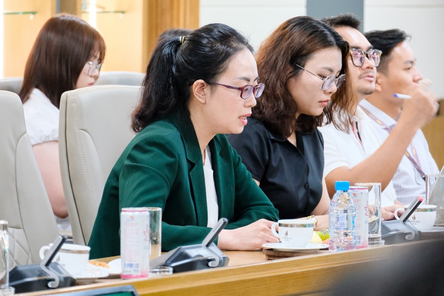 các nhà đầu tư, các công ty chứng khoán đặt câu hỏi cho Ban lãnh đạo PVOIL.