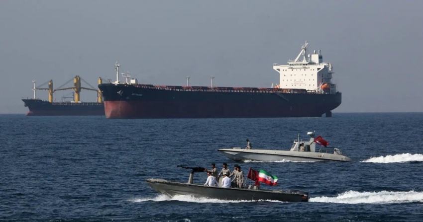 Giao thông qua eo biển Hormuz lại tê liệt Giao thông qua eo biển Hormuz lại tê liệt