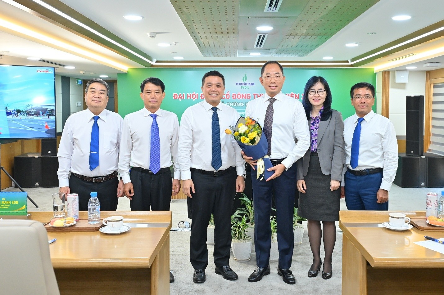 Ban lãnh đạo Tổng công ty tri ân ông Cao Hoài Dương đã có nhiều đóng góp quan trọng trong sự phát triển của PVOIL.