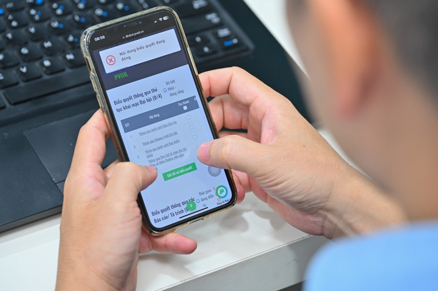 Cổ đông biểu quyết các nội dung bằng hình thức trực tuyến.