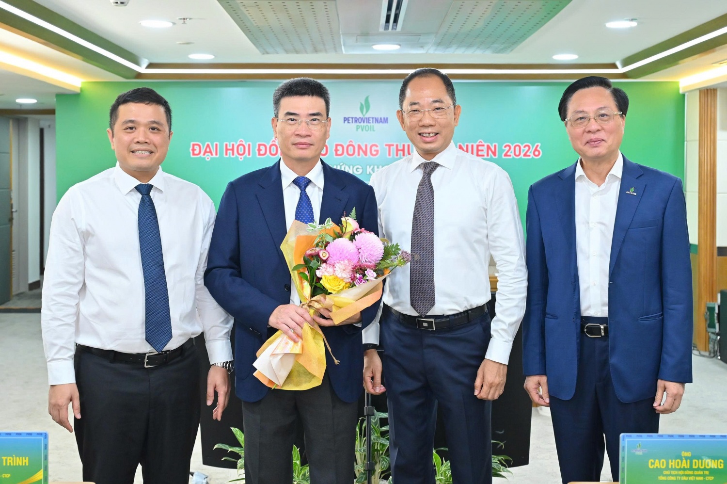 Ông Bùi Minh Tiến – Thành viên HĐTV Petrovietnam và lãnh đạo PVOIL chúc mừng ông Dương Mạnh Sơn được bầu làm Chủ tịch Tổng công ty.