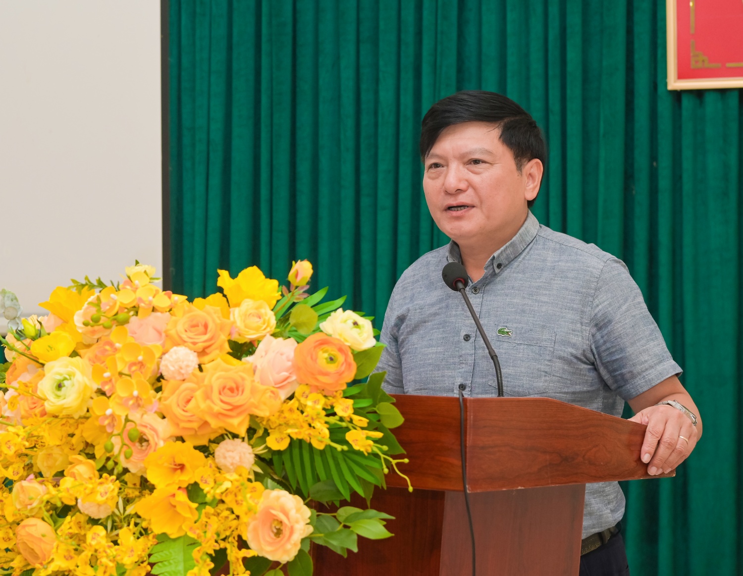 Ông Lê Anh Chiến - Phó Trưởng Ban Tuyên giáo và Dân vận Đảng ủy Tập đoàn Công nghiệp - Năng lượng Quốc gia Việt Nam phát biểu tại buổi gặp mặt