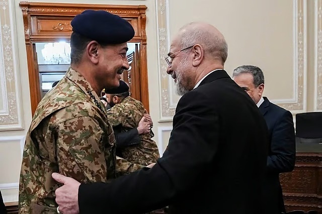 Tổng tư lệnh Lực lượng Quốc phòng Pakistan, Thống soái Asim Munir, đã gặp gỡ Mohammad Bagher Ghalibaf tại Tehran - một cựu chỉ huy Lực lượng Vệ binh Cách mạng hiện đang giữ vai trò hàng đầu trong ngoại giao Iran Tổng tư lệnh Lực lượng Quốc phòng Pakistan, Thống soái Asim Munir, đã gặp gỡ Mohammad Bagher Ghalibaf tại Tehran - một cựu chỉ huy Lực lượng Vệ binh Cách mạng hiện đang giữ vai trò hàng đầu trong ngoại giao Iran