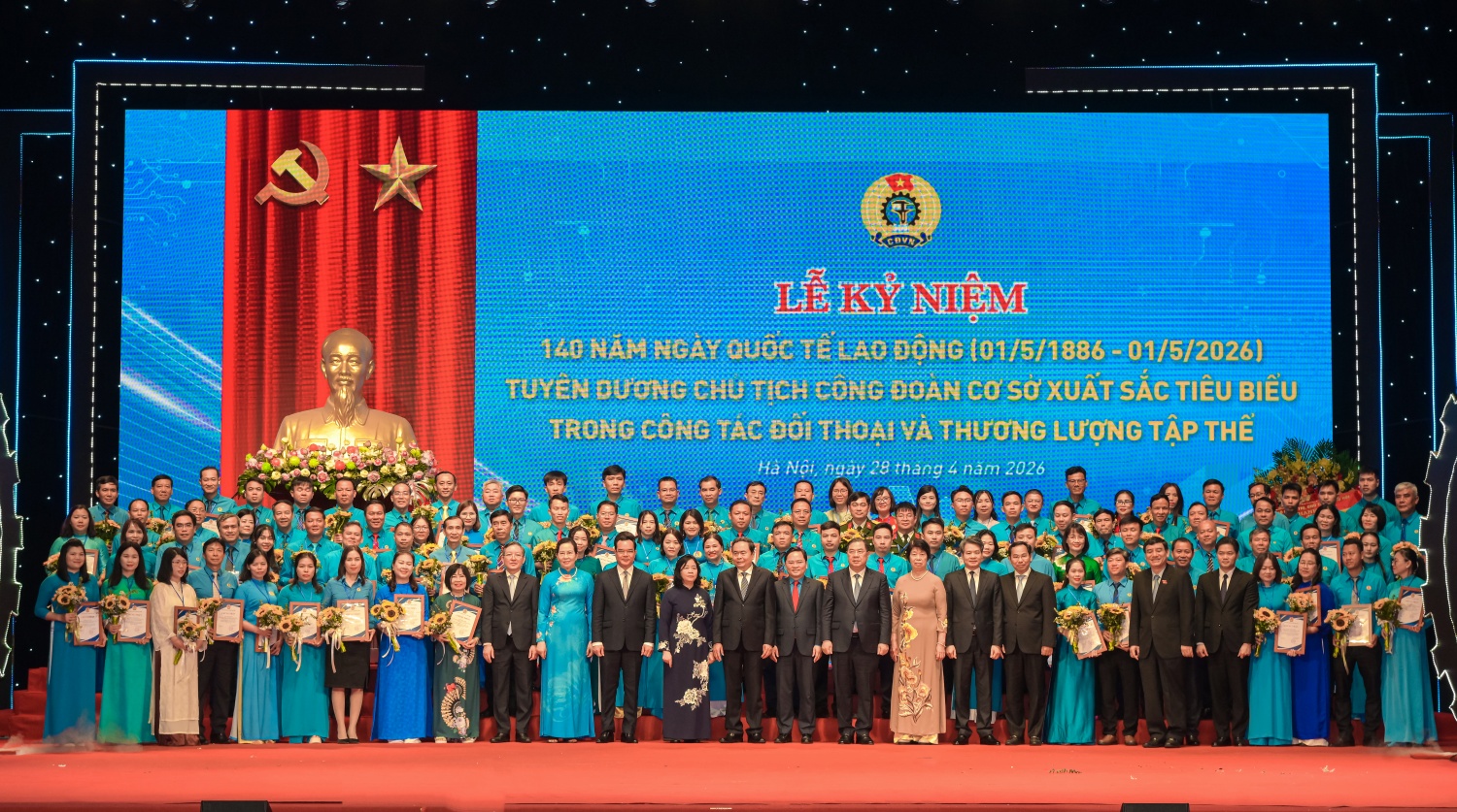 trao thưởng cho Chủ tịch Công đoàn cơ sở xuất sắc tiêu biểu. trao thưởng cho Chủ tịch Công đoàn cơ sở xuất sắc tiêu biểu.