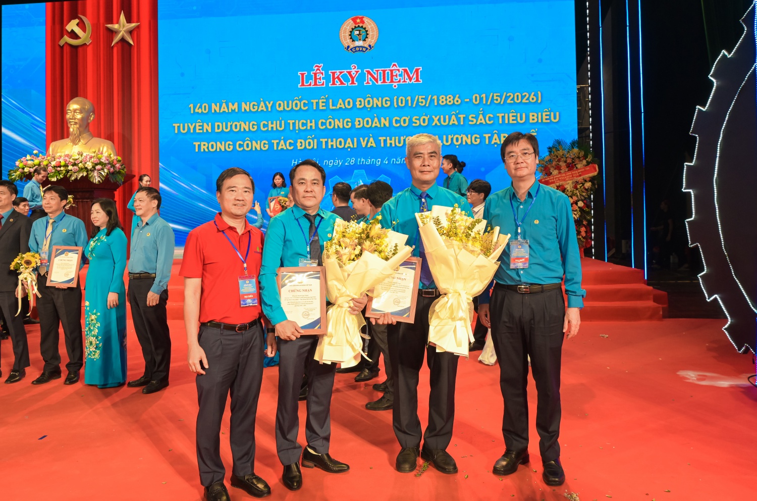 Chủ tịch Công đoàn cơ sở Petrovietnam được tuyên dương toàn quốc về đối thoại, thương lượng tập thể Chủ tịch Công đoàn cơ sở Petrovietnam được tuyên dương toàn quốc về đối thoại, thương lượng tập thể