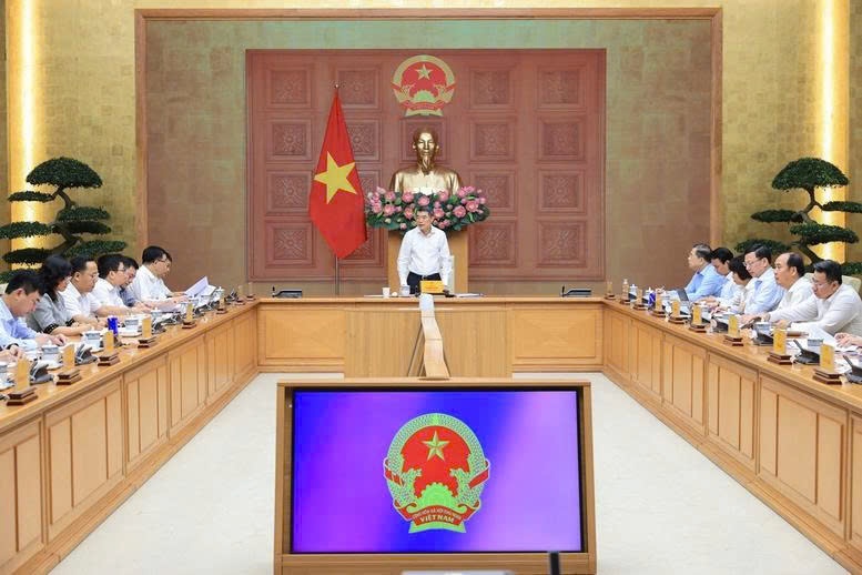 Thủ tướng: Không để thiếu điện, xăng dầu trong mọi tình huống Thủ tướng: Không để thiếu điện, xăng dầu trong mọi tình huống