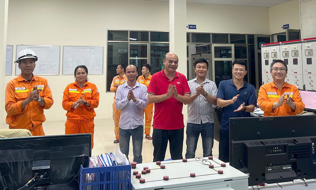 Hoàn thành lắp đặt tụ bù ngang tại 16 trạm biến áp, tăng cường đảm bảo điện cho miền Bắc Hoàn thành lắp đặt tụ bù ngang tại 16 trạm biến áp, tăng cường đảm bảo điện cho miền Bắc