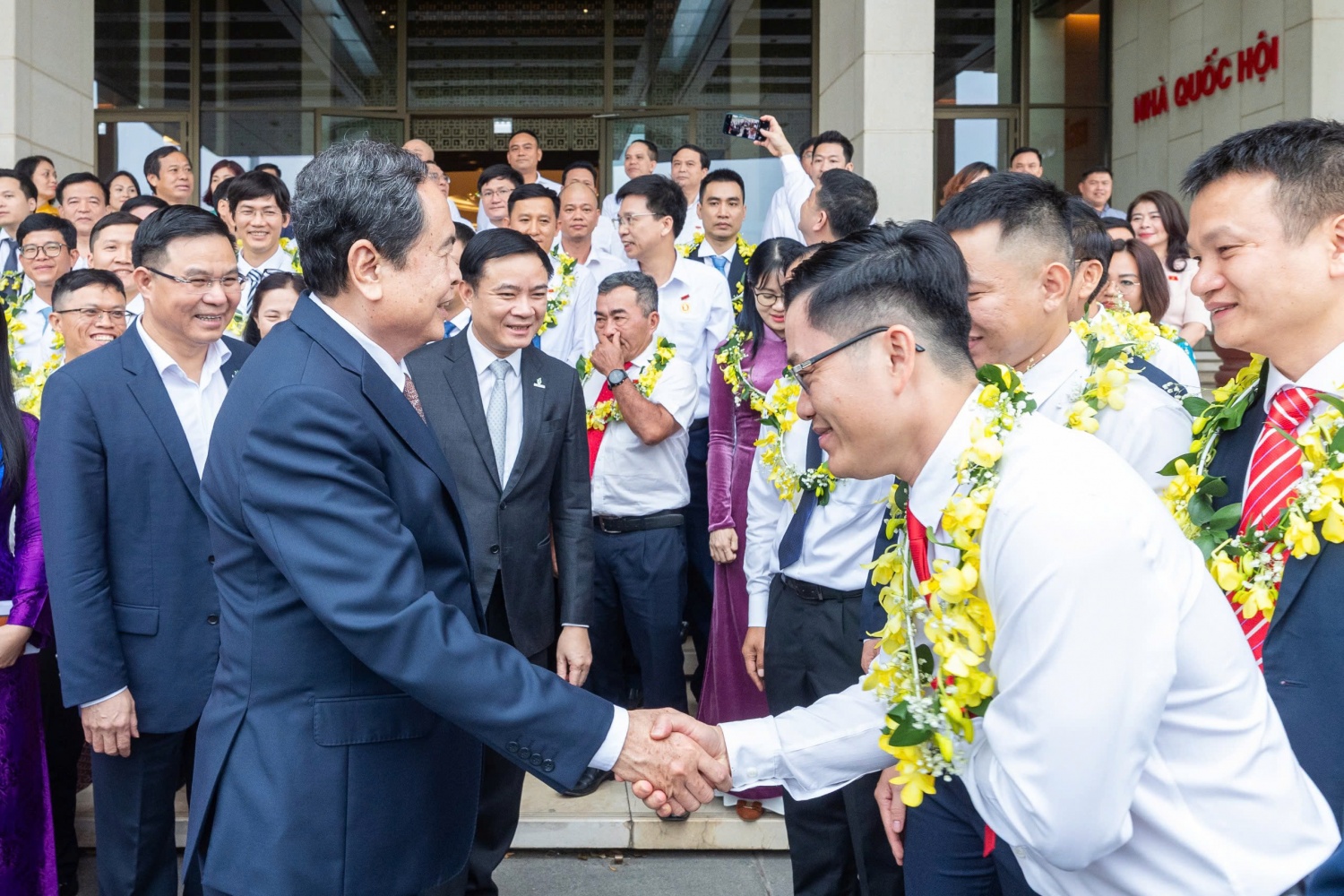 Chủ tịch Quốc hội Trần Thanh Mẫn động viên các kỹ sư, công nhân lao động Petrovietnam tiêu biểu, trong đó có kỹ sư Nguyễn Thanh Ngoãn Chủ tịch Quốc hội Trần Thanh Mẫn động viên các kỹ sư, công nhân lao động Petrovietnam tiêu biểu, trong đó có kỹ sư Nguyễn Thanh Ngoãn