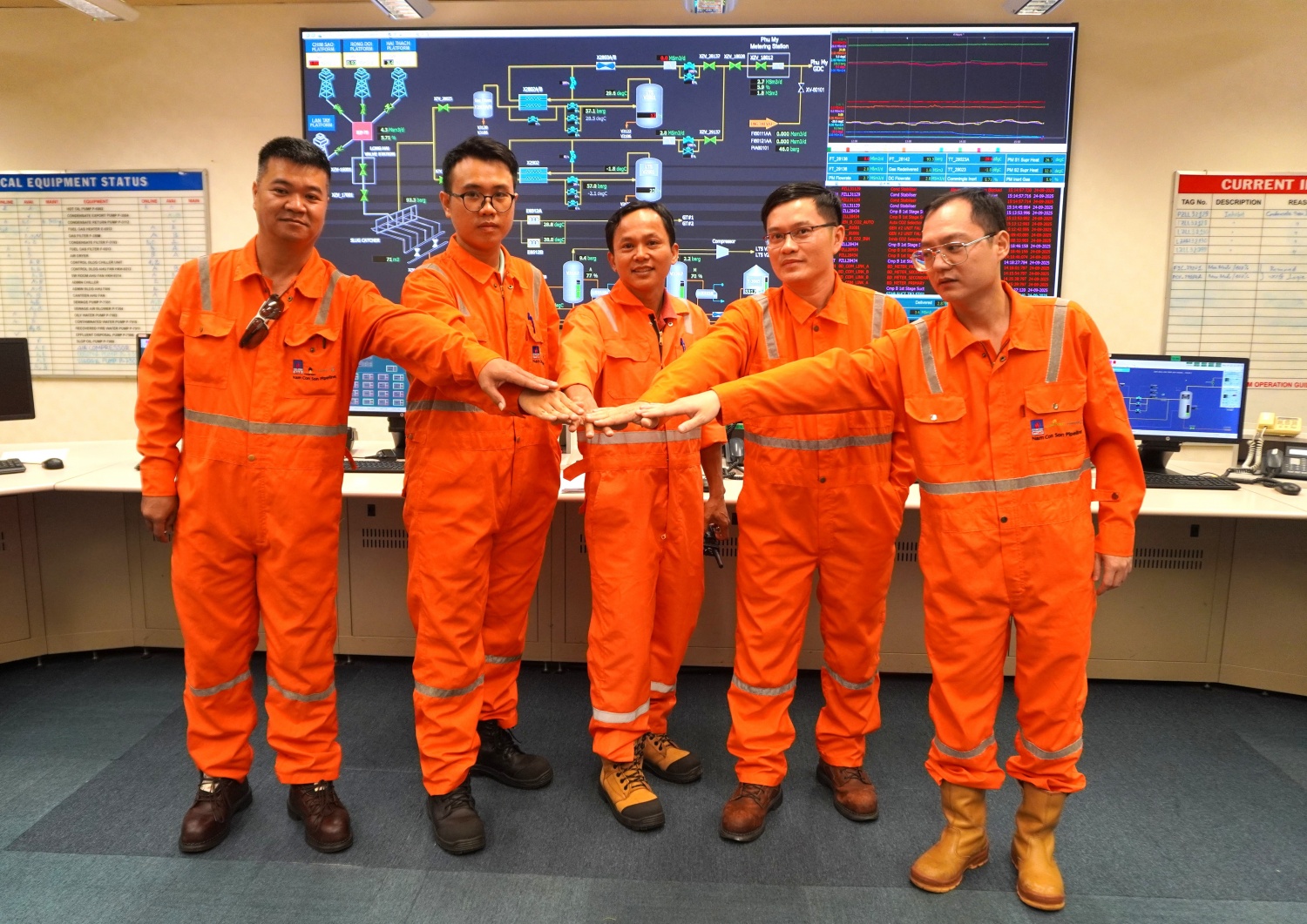 Kỹ sư Nguyễn Thanh Ngoãn (thứ hai từ phải sang) còn là người quản lý tận tâm, chú trọng đào tạo, chia sẻ kinh nghiệm cho lực lượng kỹ sư trẻ Kỹ sư Nguyễn Thanh Ngoãn (thứ hai từ phải sang) còn là người quản lý tận tâm, chú trọng đào tạo, chia sẻ kinh nghiệm cho lực lượng kỹ sư trẻ