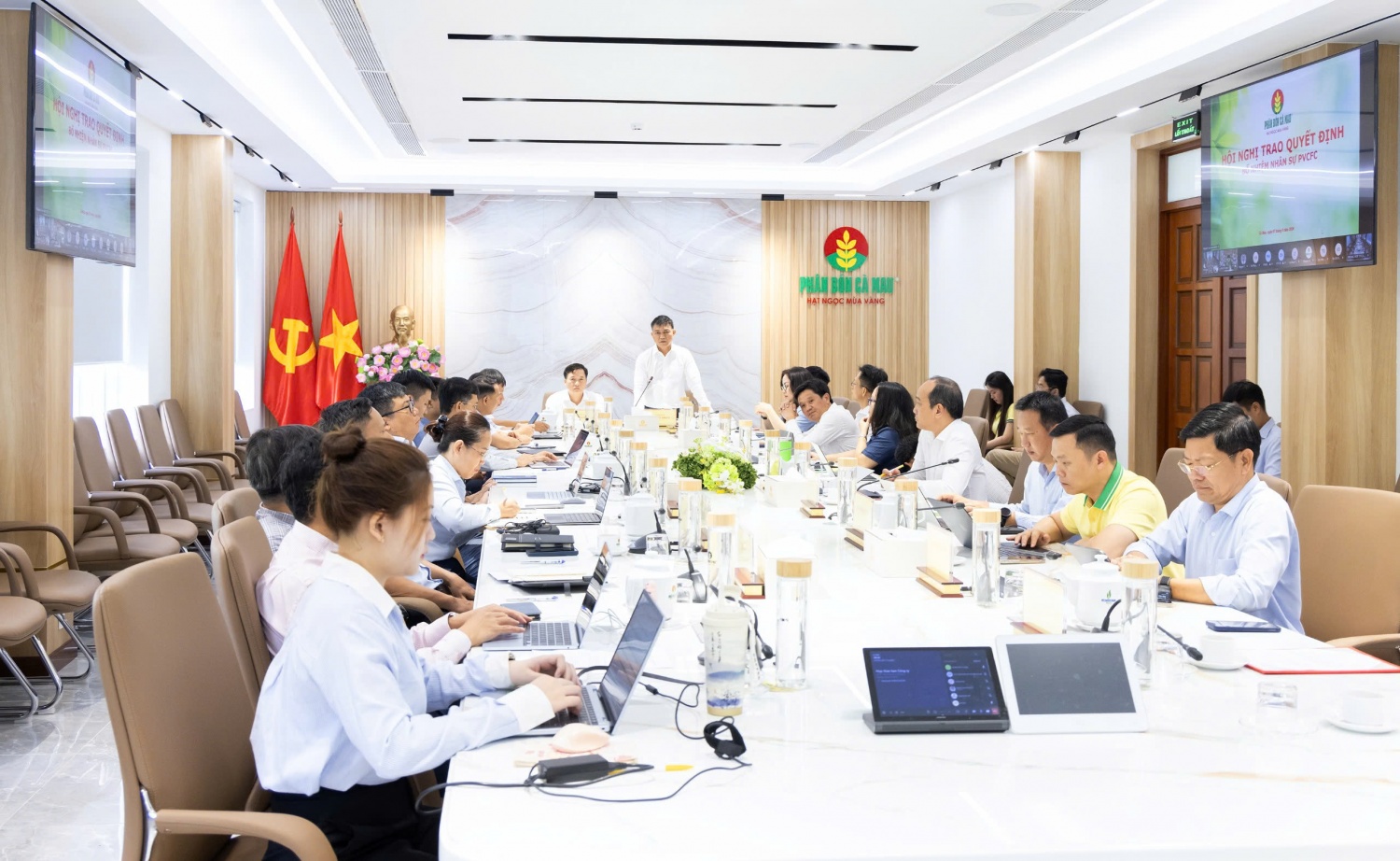 PVCFC công bố và trao các quyết định về công tác cán bộ PVCFC công bố và trao các quyết định về công tác cán bộ