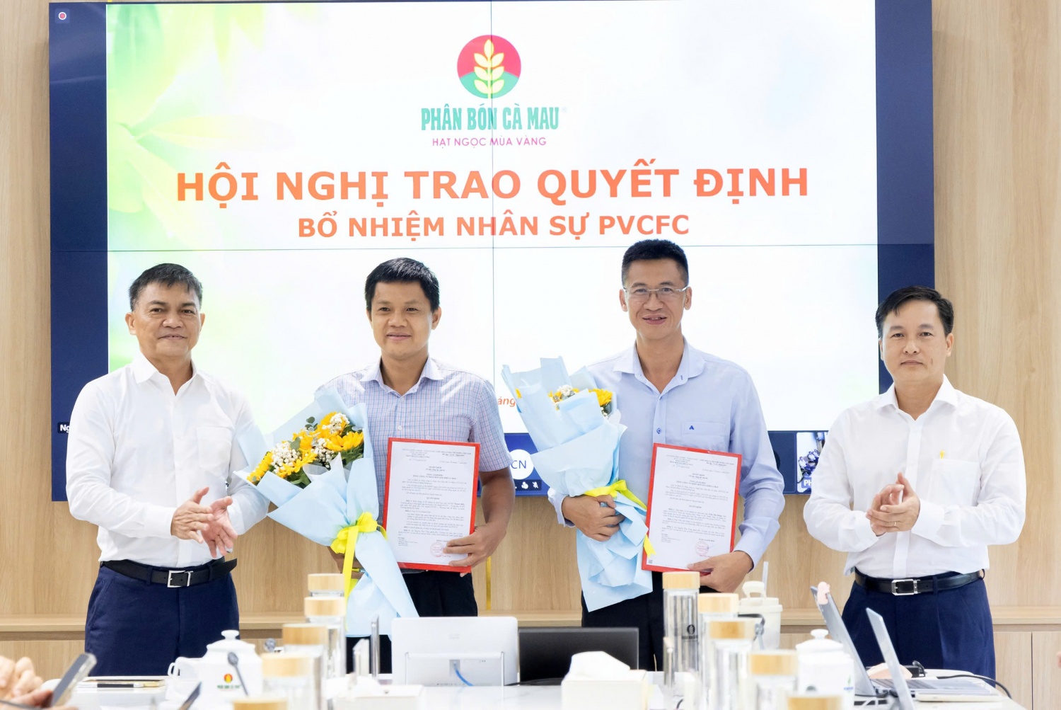 PVCFC công bố và trao các quyết định về công tác cán bộ PVCFC công bố và trao các quyết định về công tác cán bộ