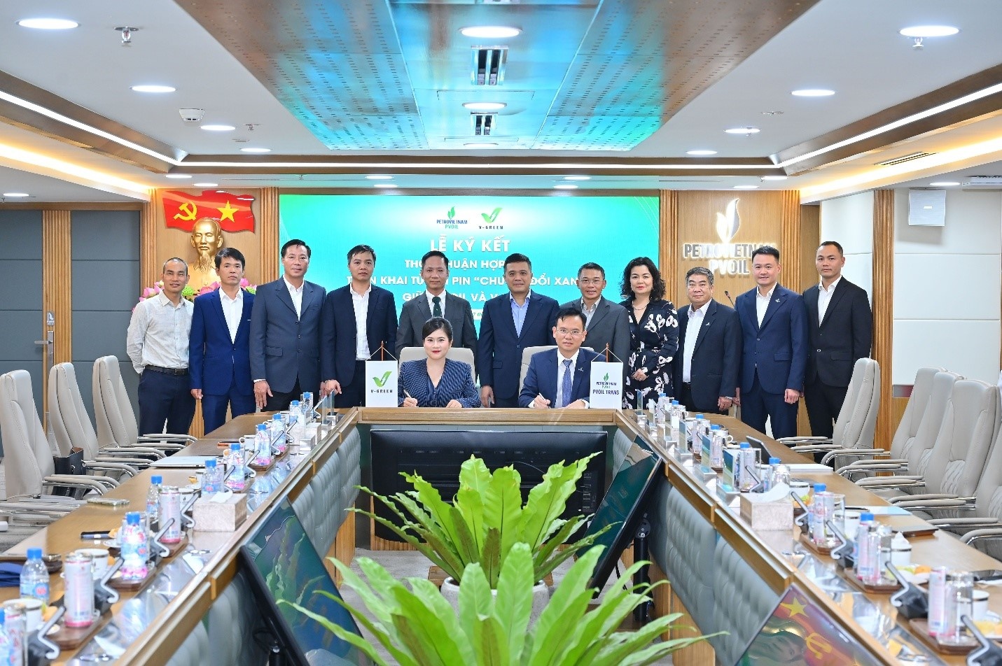 Ông Nguyễn Đăng Trình – Tổng Giám đốc PVOIL, Ông Nguyễn Anh Quỳnh - Tổng Giám đốc V-Green cùng Đại diện ban lãnh đạo 2 đơn vị chứng kết việc ký kết Thỏa thuận hợp tác