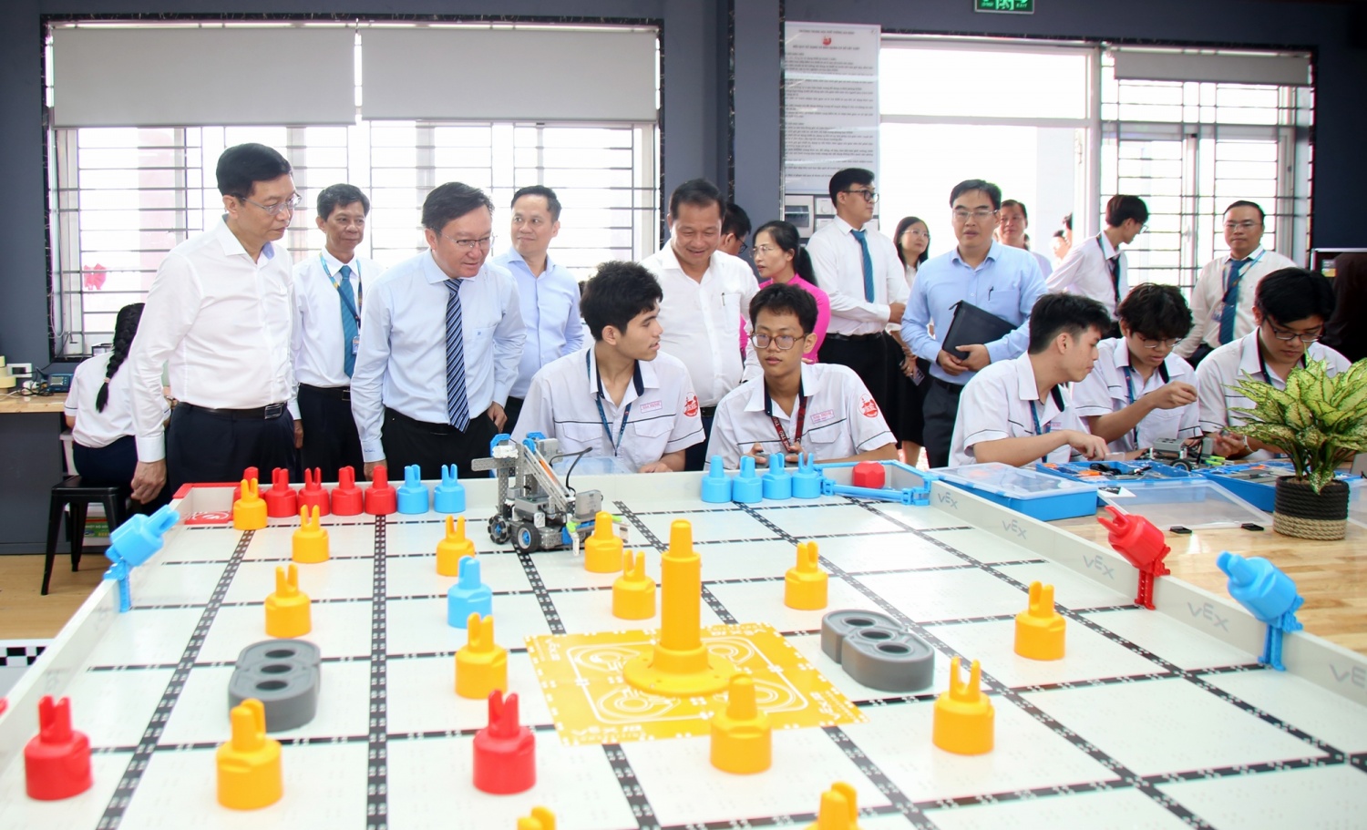 Khánh thành phòng STEM Trường THPT Gia Định (TP HCM): “Cánh tay nối dài” chạm tới ước mơ