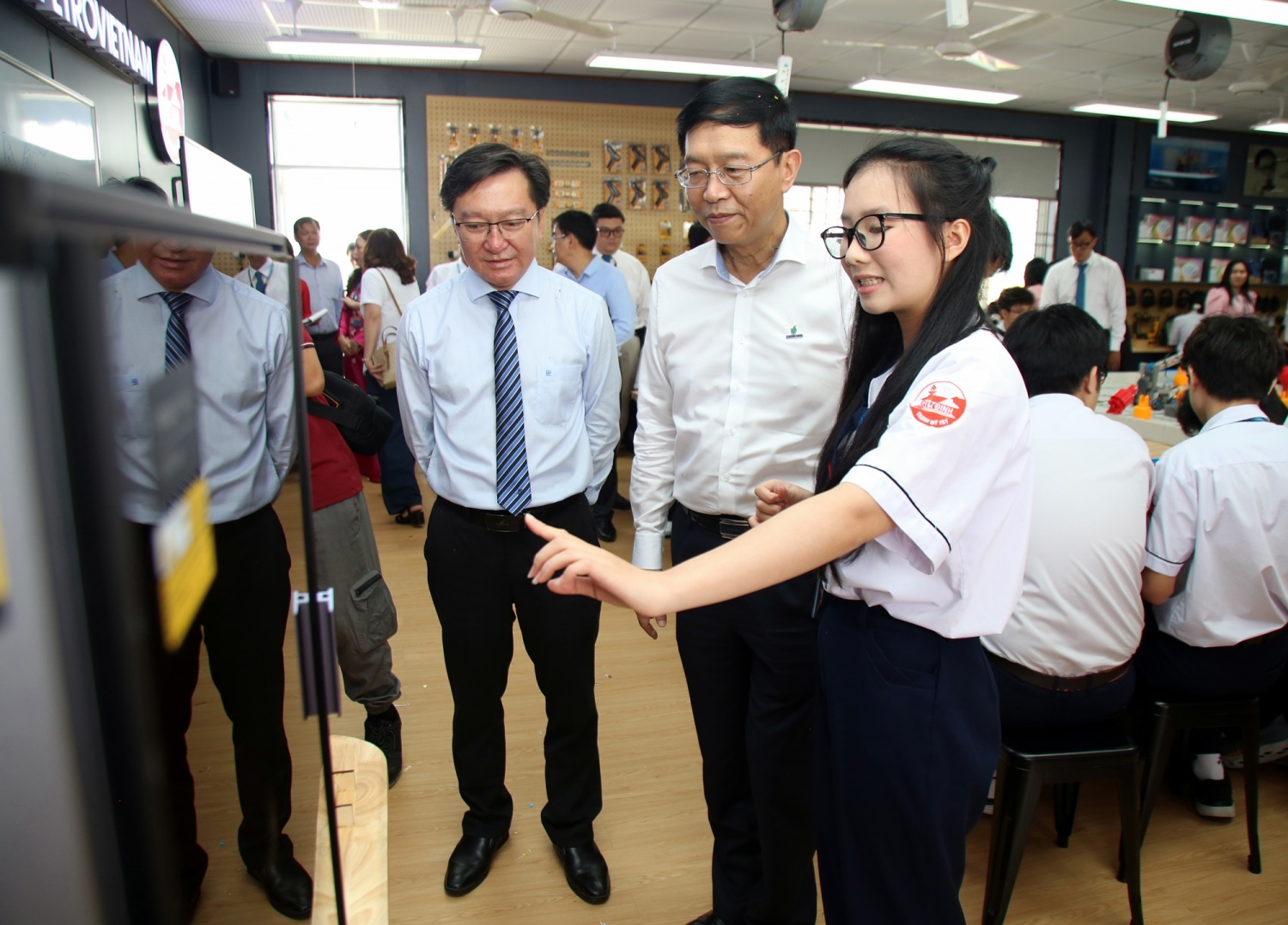 Khánh thành phòng STEM Trường THPT Gia Định (TP HCM): “Cánh tay nối dài” chạm tới ước mơ