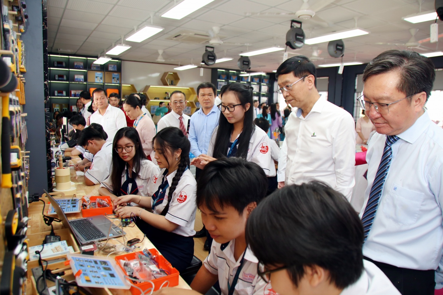 Khánh thành phòng STEM Trường THPT Gia Định (TP HCM): “Cánh tay nối dài” chạm tới ước mơ