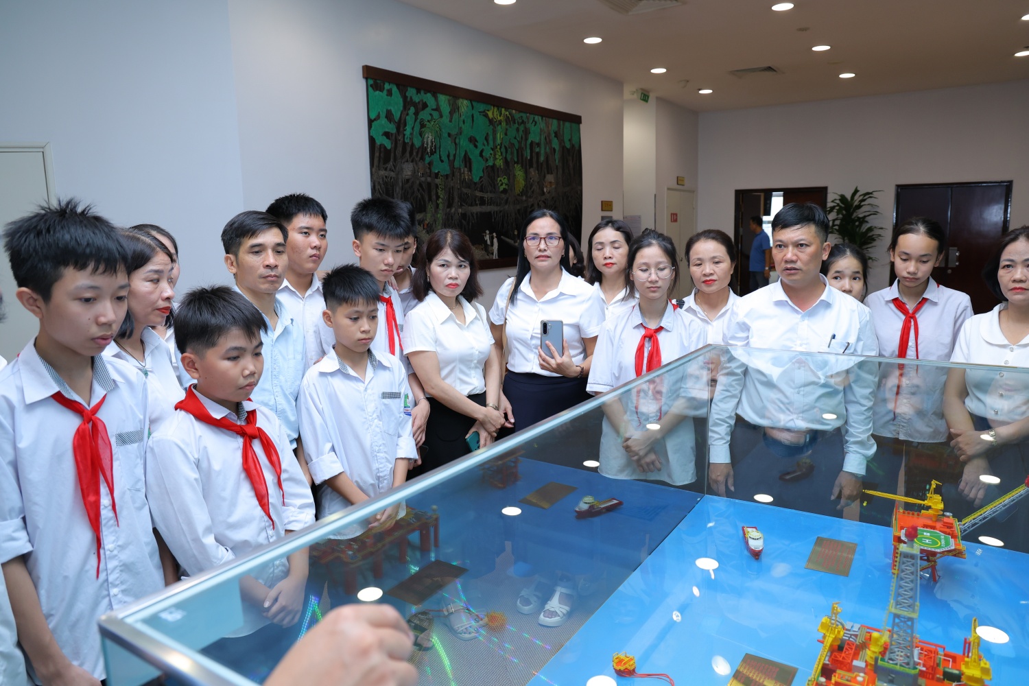 Phòng STEM Innovation Petrovietnam - nơi gieo những “mầm xanh” sáng tạo