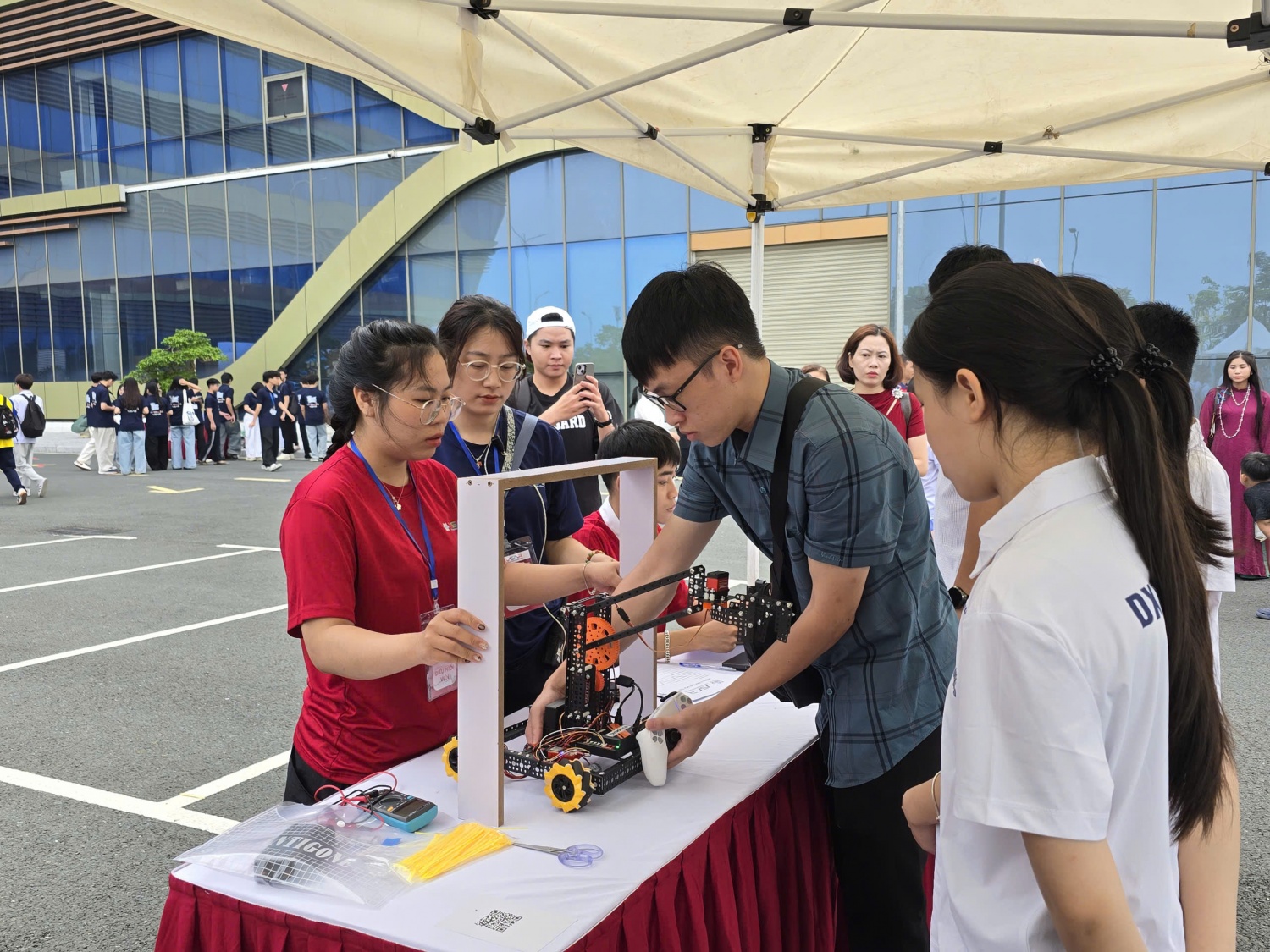 Hàng nghìn học sinh hội tụ tại NIC Hòa Lạc tranh tài Vô địch Quốc gia STEM, AI và Robotics