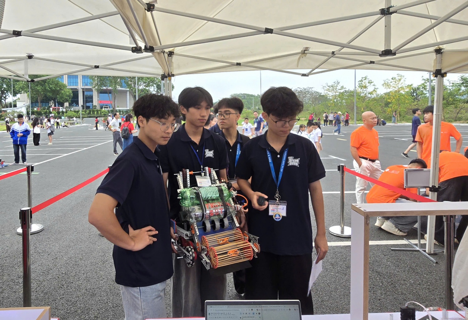 Hàng nghìn học sinh hội tụ tại NIC Hòa Lạc tranh tài Vô địch Quốc gia STEM, AI và Robotics