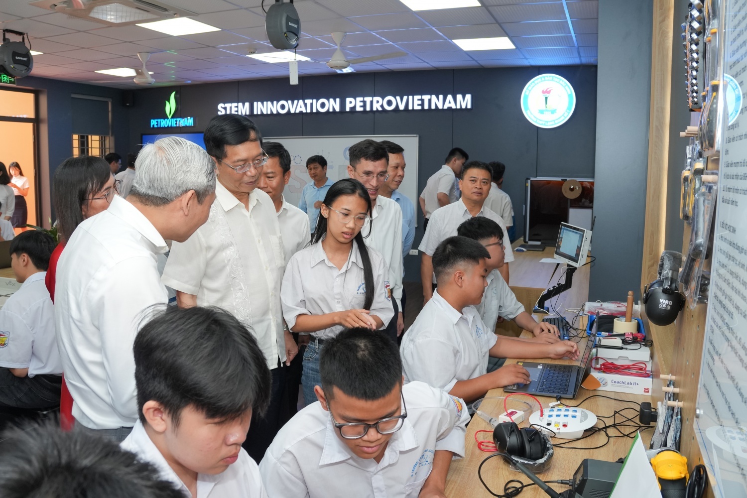 Petrovietnam khánh thành phòng thực hành giáo dục STEM tại Trường THPT Lạng Giang số 1 (Bắc Ninh) Petrovietnam khánh thành phòng thực hành giáo dục STEM tại Trường THPT Lạng Giang số 1 (Bắc Ninh)