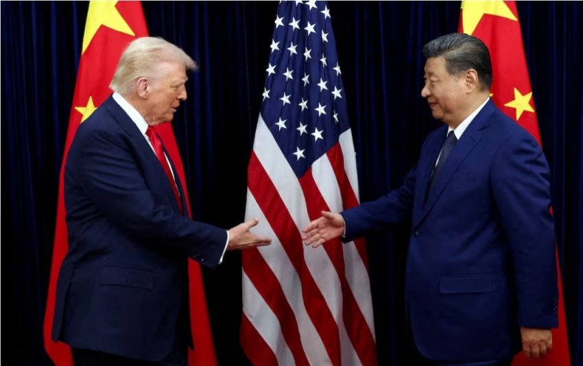 Tổng thống Mỹ Donald Trump bắt tay với Chủ tịch Trung Quốc Tập Cận Bình trong cuộc gặp song phương tại sân bay quốc tế Gimhae, bên lề Hội nghị thượng đỉnh Hợp tác Kinh tế châu Á - Thái Bình Dương (APEC), ở Busan, Hàn Quốc, ngày 30 tháng 10 năm 2025. Tổng thống Mỹ Donald Trump bắt tay với Chủ tịch Trung Quốc Tập Cận Bình trong cuộc gặp song phương tại sân bay quốc tế Gimhae, bên lề Hội nghị thượng đỉnh Hợp tác Kinh tế châu Á - Thái Bình Dương (APEC), ở Busan, Hàn Quốc, ngày 30 tháng 10 năm 2025.