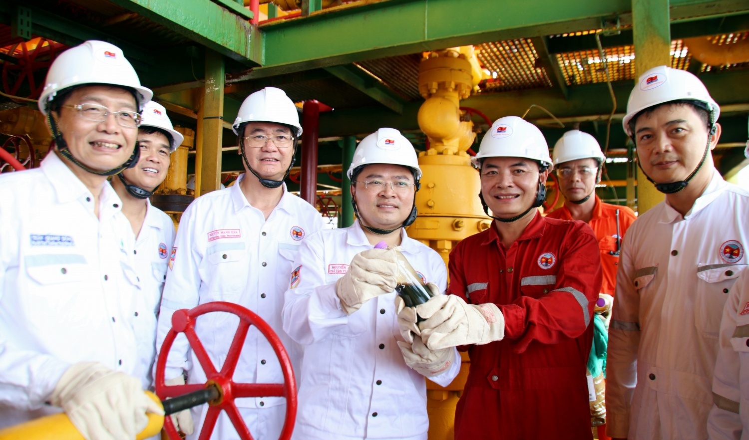 [Chùm ảnh] "Tiếp lửa" cho người lao động Petrovietnam nơi trùng khơi