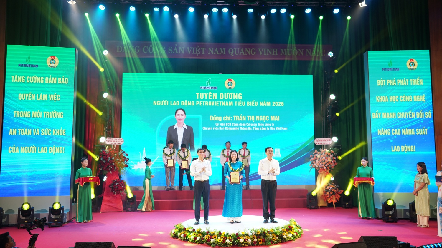 Ông Ngọ Duy Hiểu - Phó Chủ tịch Tổng Liên đoàn Lao động Việt Nam và ông Trần Quang Dũng - Phó Bí thư Thường trực Đảng ủy Petrovietnam trao vinh danh “Người lao động Petrovietnam tiêu biểu” năm 2026 cho chị Trần Thị Ngọc Mai Ông Ngọ Duy Hiểu - Phó Chủ tịch Tổng Liên đoàn Lao động Việt Nam và ông Trần Quang Dũng - Phó Bí thư Thường trực Đảng ủy Petrovietnam trao vinh danh “Người lao động Petrovietnam tiêu biểu” năm 2026 cho chị Trần Thị Ngọc Mai