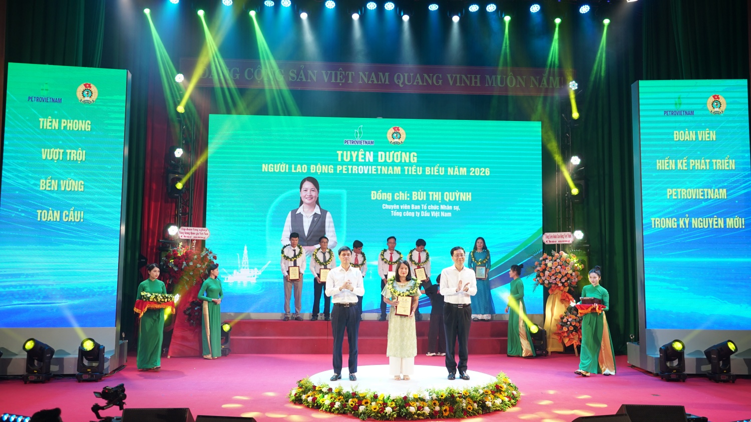 Chị Bùi Thị Quỳnh nhận tuyên dương “Người lao động Petrovietnam tiêu biểu” năm 2026 Chị Bùi Thị Quỳnh nhận tuyên dương “Người lao động Petrovietnam tiêu biểu” năm 2026