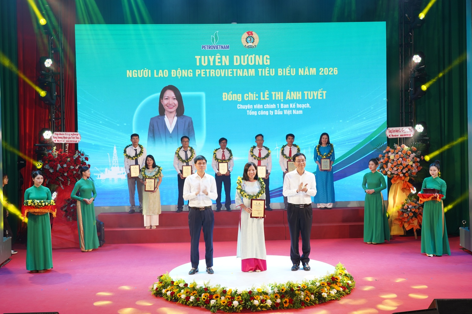 Chị Lê Thị Ánh Tuyết nhận tuyên dương “Người lao động Petrovietnam tiêu biểu” năm 2026 Chị Lê Thị Ánh Tuyết nhận tuyên dương “Người lao động Petrovietnam tiêu biểu” năm 2026
