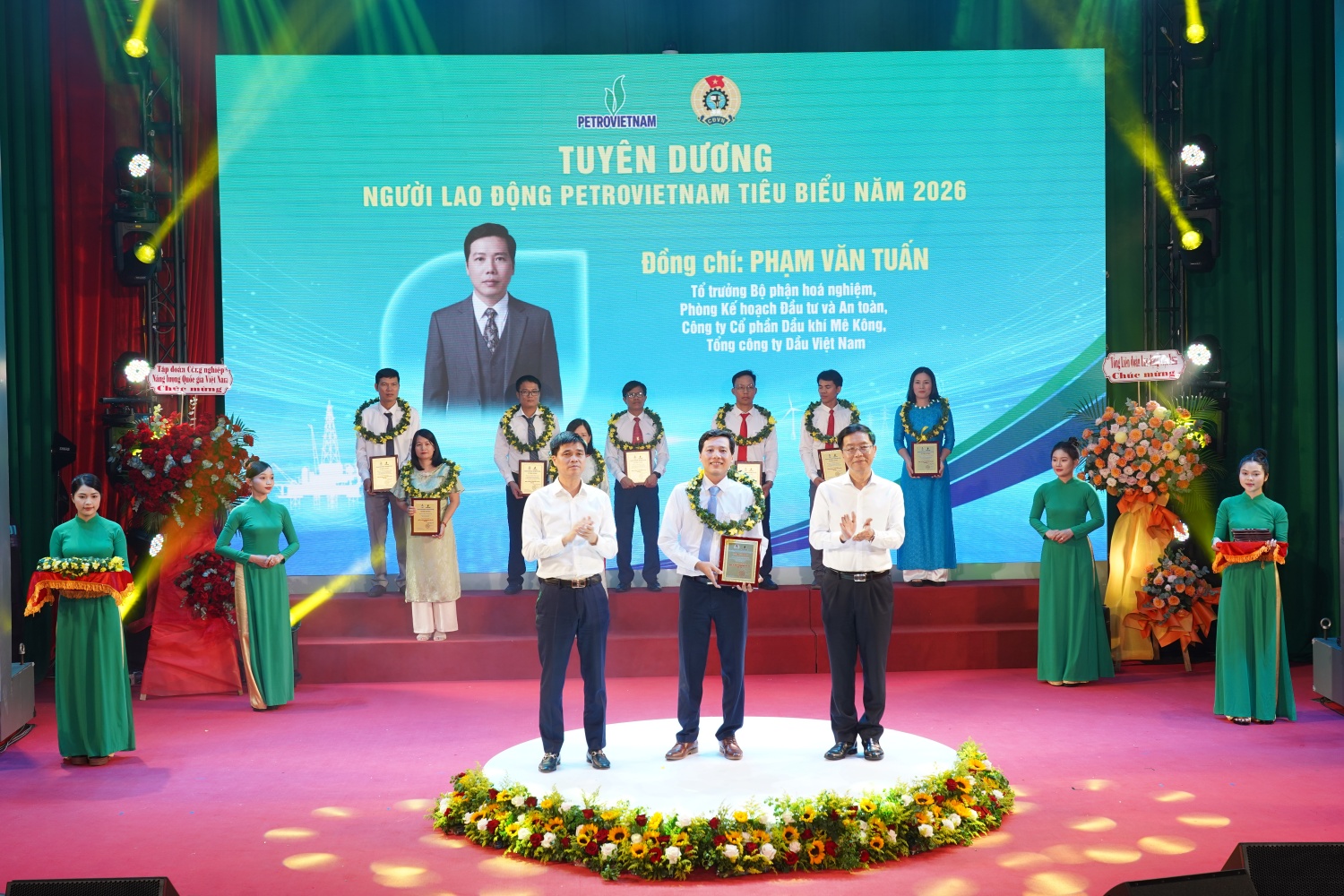 Anh Phạm Văn Tuấn nhận tuyên dương “Người lao động Petrovietnam tiêu biểu” năm 2026 Anh Phạm Văn Tuấn nhận tuyên dương “Người lao động Petrovietnam tiêu biểu” năm 2026