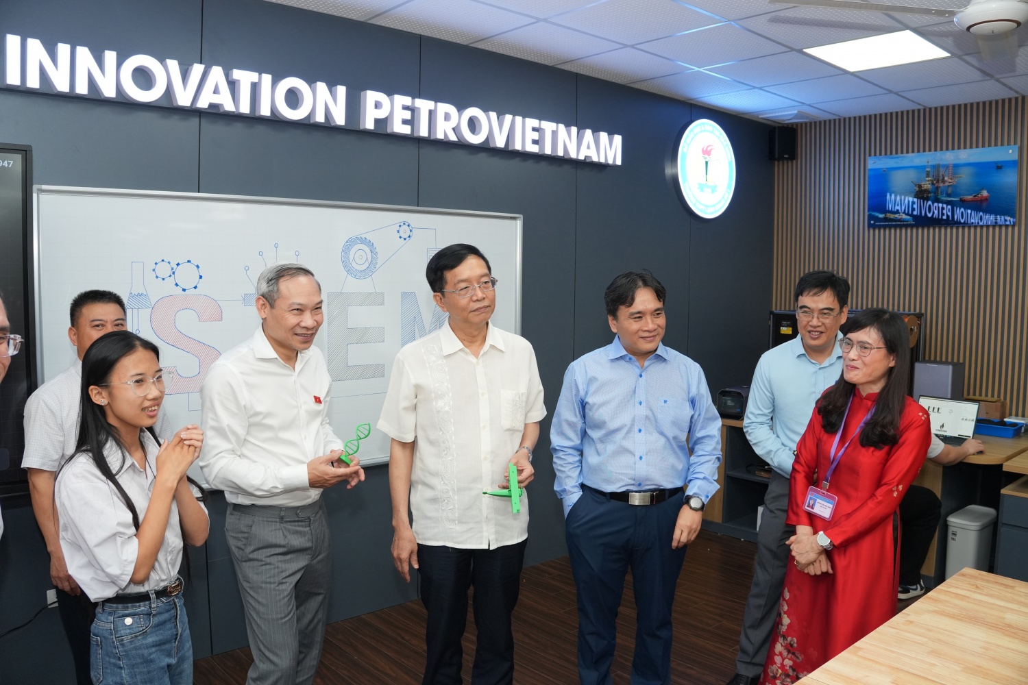 Niềm vui của thầy trò Trường THPT Lạng Giang số 1 khi giấc mơ phòng STEM thành hiện thực