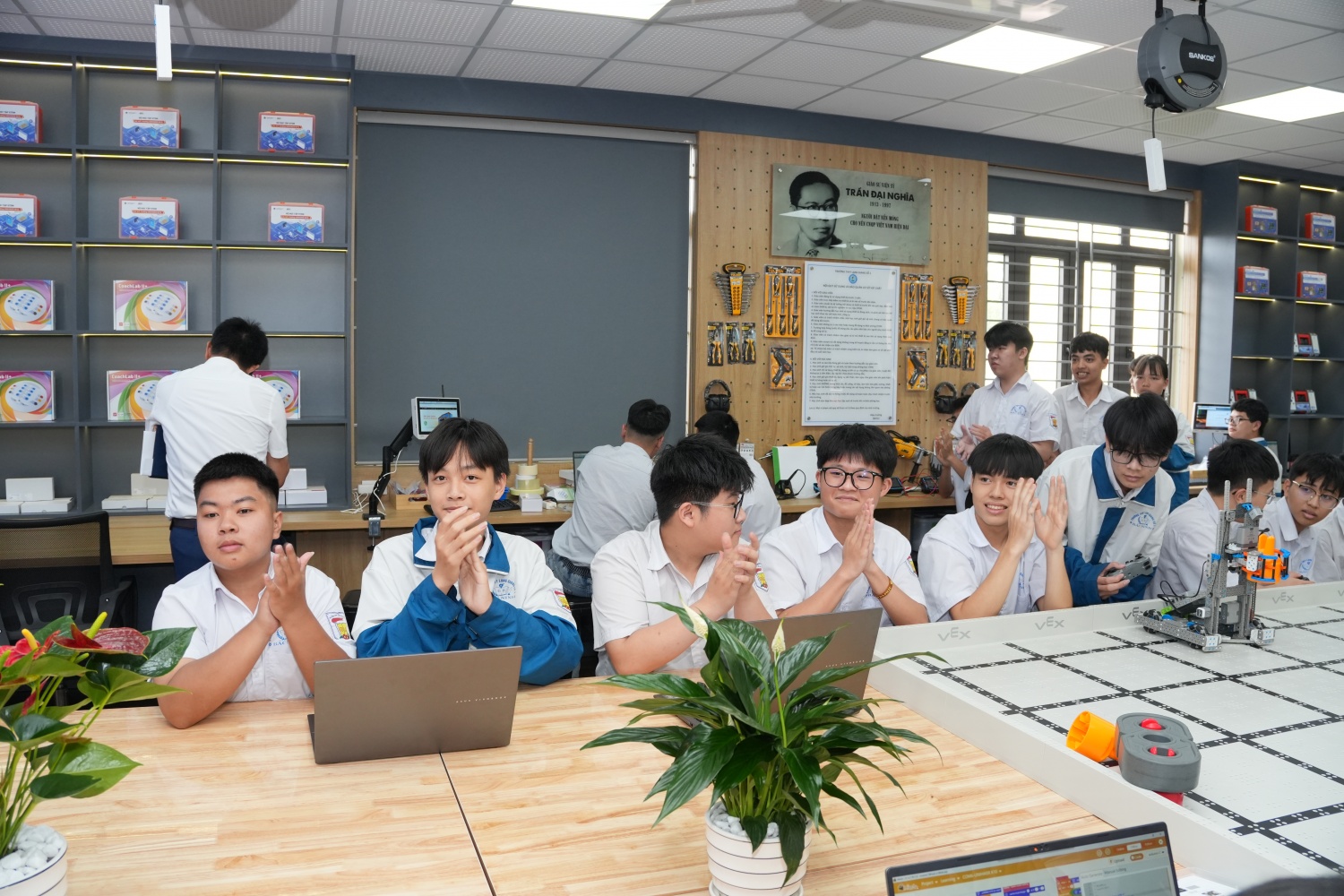 Niềm vui của thầy trò Trường THPT Lạng Giang số 1 khi giấc mơ phòng STEM thành hiện thực