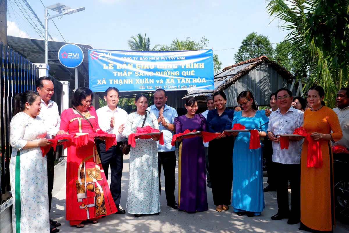 Bảo hiểm PVI Tây Nam thắp sáng đường quê bằng năng lượng xanh Bảo hiểm PVI Tây Nam thắp sáng đường quê bằng năng lượng xanh